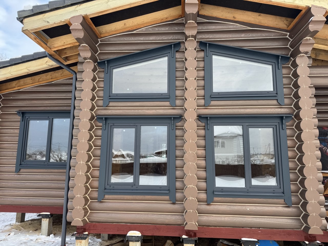 Финские наличники на окнах в деревянном доме