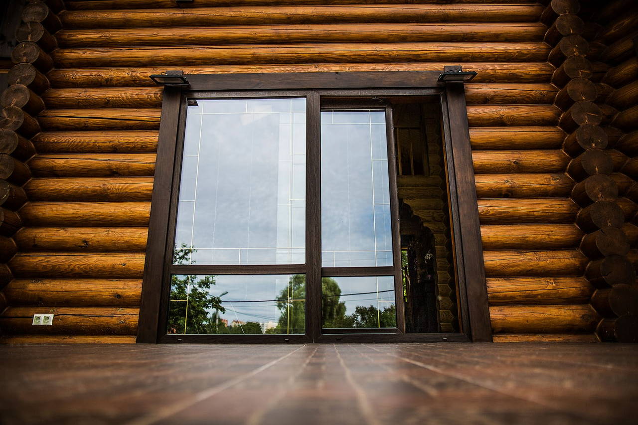 Портальная PSK дверь в деревянном доме